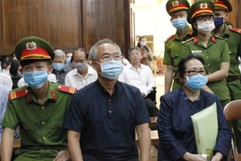 Bị cáo Nguyễn Thành Tài (trái), nguyên Phó Chủ tịch UBND Thành phố Hồ Chí Minh và bị cáo Dương Thị Bạch Diệp (phải), Giám đốc Công ty Trách nhiệm hữu hạn Bất động sản Diệp Bạch Dương tại phiên tòa ngày 15/3/2021. (Ảnh: Thanh Vũ/TTXVN)