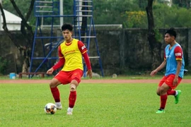 Các cầu thủ U23 Việt Nam luyện tập trên sân của khu tổ hợp thể thao thuộc Viện Giáo dục Thể chất và Thể thao (NIPES). (Ảnh: Trần Long/TTXVN)