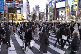Người dân đeo khẩu trang phòng dịch COVID-19 tại Tokyo, Nhật Bản, ngày 3/2. (Ảnh: Kyodo/ TTXVN)