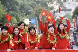 Các thành viên đội tuyển bóng đá nữ Việt Nam hào hứng trong lễ diễu hành. 