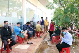 Đợi xét nghiệm nhanh tại chốt Sao Mai (Kon Tum) vào chiều 19/7/2021. (Ảnh: Cao Nguyên/TTXVN)