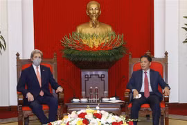 Ông Trần Tuấn Anh, Ủy viên Bộ Chính trị, Trưởng Ban Kinh tế Trung ương tiếp đặc phái viên của Tổng thống Mỹ John Kerry. (Ảnh: Phương Hoa/TTXVN)