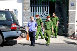 Cơ quan Cảnh sát Điều tra Bộ Công an phối hợp với Công an tỉnh Bình Thuận tiến hành khám xét nhà riêng của 5 bị can nguyên là lãnh đạo tỉnh, lãnh đạo sở.