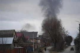 Khói bốc lên từ một vụ nổ gần thị trấn Hostomel ở phía Tây Bắc thủ đô Kiev, Ukraine ngày 24/2. (Ảnh: AFP/TTXVN)