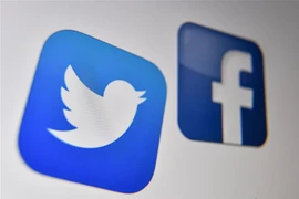 Biểu tượng của Facebook và Twitter trên màn hình máy tính. (Ảnh: AFP/TTXVN)