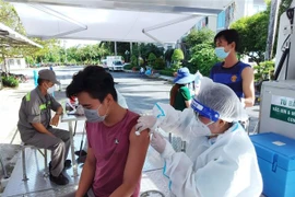 Tiêm vaccine COVID-19 cho người dân trên địa bàn thành phố Bạc Liêu. (Ảnh: Chanh Đa/TTXVN)