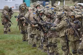Quân nhân Ukraine tham gia cuộc tập trận với các quốc gia thành viên NATO tại Lviv, ngày 24/9/2021. (Ảnh: AFP/TTXVN)