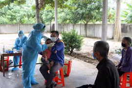 Lực lượng y tế lấy mẫu xét nghiệm COVID-19 tại xã Nghi Ân, thành phố Vinh (Nghệ An). (Ảnh: Văn Tý/TTXVN)