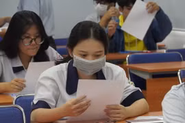 Thí sinh trước giờ làm bài thi tại điểm thi Trường Đại học Khoa học Tự nhiên, Đại học Quốc gia Thành phố Hồ Chí Minh (Quận 5). (Ảnh: Thu Hoài/TTXVN)