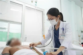 Nạn nhân bị rắn cắn đang được theo dõi, chăm sóc tại Bệnh viện Chợ Rẫy, Thành phố Hồ Chí Minh. (Ảnh: TTXVN phát)