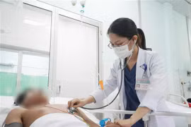 Nạn nhân bị rắn cắn đang được theo dõi, chăm sóc tại Bệnh viện Chợ Rẫy, Thành phố Hồ Chí Minh. (Ảnh: TTXVN phát)