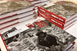 Cuốn sách "Việt Nam 1972. Một đất nước dưới bom đạn. Cùng cuốn sổ ghi chép và máy ảnh trên mọi ngả đường miền Bắc" vừa ra mắt của tác giả Hellmut Kapfenberger. (Ảnh: Mạnh HùngTTXVN)