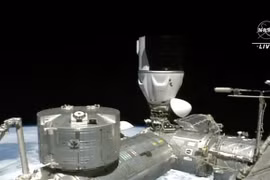Tàu vũ trụ Dragon Crew-6 của Công ty SpaceX kết nối với Trạm ISS ngày 3/3. (Ảnh: AFP/TTXVN)