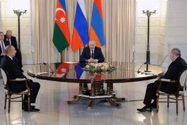 Tổng thống Azerbaijan Ilham Aliyev (trái) trong cuộc gặp Thủ tướng Armenia Nikol Pashinyan (phải) do Tổng thống Nga Vladimir Putin (giữa) làm trung gian tại thành phố Sochi, Nga ngày 31/10/2022. (Ảnh: AFP/TTXVN)