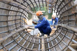 Công nhân làm việc tại công trường thi công cầu Kỳ Lộ (huyện Tuy An, tỉnh Phú Yên) trên cao tốc Bắc-Nam. (Ảnh: Xuân Triệu/TTXVN)