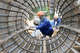 Công nhân làm việc tại công trường thi công cầu Kỳ Lộ (huyện Tuy An, tỉnh Phú Yên) trên cao tốc Bắc-Nam. (Ảnh: Xuân Triệu/TTXVN)