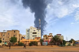 Khói bốc lên trong giao tranh tiếp diễn giữa quân đội Chính phủ Sudan và lực lượng bán quân sự RSF ở thủ đô Khartoum, ngày 9/6. (Ảnh: AFP/TTXVN)