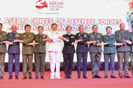 Các Trưởng đoàn dự ACDFM-20 chụp ảnh chung. (Nguồn: Báo Quân đội Nhân dân)