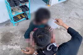 Một nạn nhân được cứu khỏi vụ cháy. (Nguồn: Báo Đồng Nai)