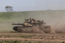 Xe tăng Abrams tham gia cuộc tập trận chung của quân đội Ba Lan, Mỹ, Pháp và Thụy Điển ở Nowogrod, Ba Lan ngày 19/5/2022. (Ảnh: AFP/TTXVN)