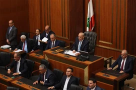 Chủ tịch Quốc hội Liban Nabih Berri (giữa) chủ trì phiên bỏ phiếu bầu Tổng thống mới tại thủ đô Beirut ngày 14/6. (Ảnh: AFP/TTXVN)