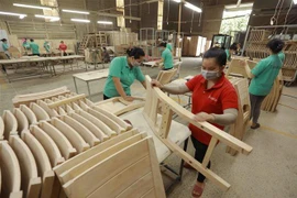 Hoàn thiện sản phẩm đồ gỗ nội thất xuất khẩu. (Ảnh: Vũ Sinh/TTXVN)