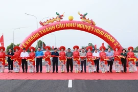 Thủ tướng Phạm Minh Chính và các đại biểu cắt băng khánh thành dự án cầu Như Nguyệt. (Ảnh: Dương Giang/TTXVN)