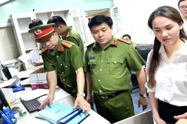 Lực lượng chức năng tiến hành khám xét các phòng khám đa khoa có liên quan. (Ảnh: TTXVN phát)