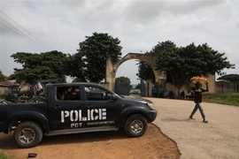 Cảnh sát được triển khai tới hiện trường một vụ bắt cóc tại Abuja, Nigeria. (Ảnh: AFP/TTXVN)