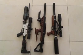 Ba khẩu súng Nhật mua trên mạng đem về lắp ráp hoàn chỉnh (trong đó, có 1 khẩu súng là vũ khí quân dụng) được thu giữ tại phòng trọ của Nhật. (Ảnh: TTXVN phát)