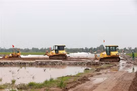 Các đơn vị thi công án thành phần đường cao tốc Cần Thơ-Hậu Giang. (Ảnh: Dương Giang/TTXVN)
