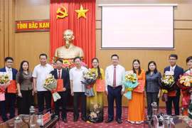Lãnh đạo Tỉnh ủy Bắc Kạn chúc mừng các cán bộ được luân chuyển, bổ nhiệm. (Ảnh: TTXVN phát)