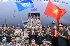 Chủ tịch nước Võ Văn Thưởng với các lực lượng lên đường thực hiện nhiệm vụ Gìn giữ Hòa bình Liên hợp quốc tại Nam Sudan. (Ảnh: Thống Nhất/TTXVN)