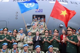 Chủ tịch nước Võ Văn Thưởng với các lực lượng lên đường thực hiện nhiệm vụ Gìn giữ Hòa bình Liên hợp quốc tại Nam Sudan. (Ảnh: Thống Nhất/TTXVN)