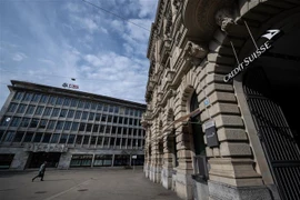 Trụ sở ngân hàng UBS (trái) và Credit Suisse (phải) tại Zurich, Thụy Sĩ. (Ảnh: AFP/TTXVN)