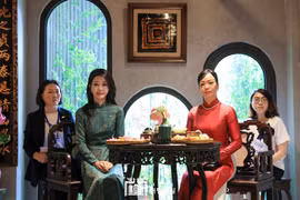 Phu nhân Chủ tịch nước, bà Phan Thị Thanh Tâm, và phu nhân Tổng thống Hàn Quốc, bà Kim Keon Hee, tại tiệc trà. (Nguồn: Văn phòng Tổng thống Hàn Quốc)