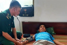 Thăm khám sức khỏe cho ngư dân bị nạn. (Ảnh: TTXVN phát)