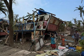 Nhiều ngôi nhà bị sập sau cơn bão Mocha tại Sittwe, Myanmar. (Ảnh: AFP/TTXVN)
