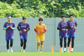 Các cầu thủ nữ Việt Nam có buổi tập sáng 29/6 tại Trung tâm Đào tạo Bóng đá Trẻ Việt Nam (Hà Nội). (Ảnh: TTXVN phát)