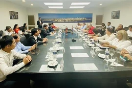 Đoàn công tác tỉnh Lâm Đồng do ông Trần Đức Quận, Ủy viên Trung ương Đảng, Bí thư Tỉnh ủy, Chủ tịch HĐND tỉnh, làm Trưởng đoàn làm việc với lãnh đạo Thành ủy La Habana. (Ảnh: TTXVN phát)