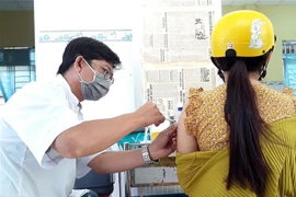 Lượng người đến tiêm vaccine phòng COVID-19 tại Sóc Trăng hàng ngày vẫn khá đông tại các điểm tiềm ngừa và các cơ sở y tế. (Ảnh: Trung Hiếu/TTXVN)