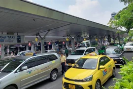 Xe taxi hoạt động tại sân bay Tân Sơn Nhất. (Ảnh: Tiến Lực/TTXVN)