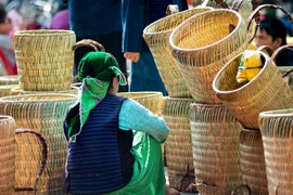 Những chiếc quẩy tấu được bày bán ở chợ phiên với mức giá từ 50.000-200.000 đồng tùy kích cỡ, chủng loại. (Ảnh: Nam Thái/TTXVN)