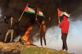 Người biểu tình Palestine biểu tình tại thành phố Gaza, Khu Bờ Tây. (Ảnh: THX/TTXVN)