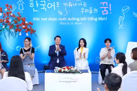 Tổng thống Hàn Quốc Yoon Suk Yeol và Phu nhân với các sinh viên. (Ảnh: An Đăng/TTXVN)