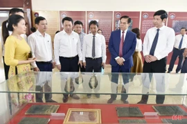 Thứ trưởng Văn hóa-Thể thao & Du lịch Hoàng Đạo Cương, Thứ trưởng Bộ Thông tin và Truyền thông Nguyễn Huy Dũng, Chủ tịch UBND tỉnh Võ Trọng Hải và các đại biểu tham quan trưng bày di sản văn hóa làng Trường Lưu. (Nguồn: Báo Hà Tĩnh)