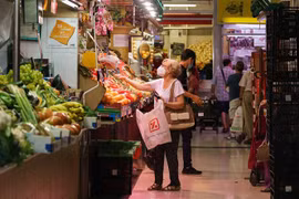 Người dân mua thực phẩm tại siêu thị ở Zaragoza, Tây Ban Nha. (Ảnh: AFP/TTXVN)