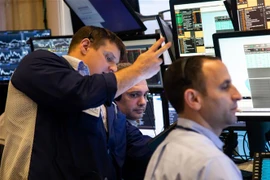Giao dịch viên tại Sàn chứng khoán New York, Mỹ. (Ảnh: THX/TTXVN)