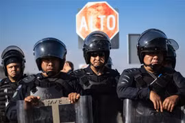 Cảnh sát Mexico gác tại Tijuana, bang Baja California. (Ảnh: AFP/TTXVN)