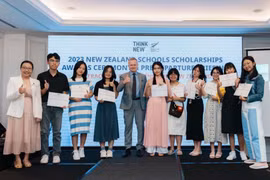 Ông Guy Lewis, Tham tán, Đại sứ quán New Zealand đại diện chính phủ New Zealand trao chứng nhận Học bổng cho các em. (Ảnh: PV/Vietnam+)